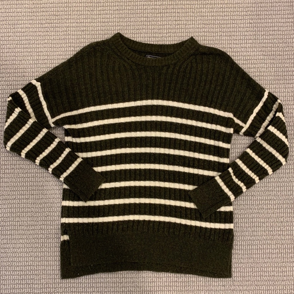 Abercrombie & Fitch Army Green and White Sweater